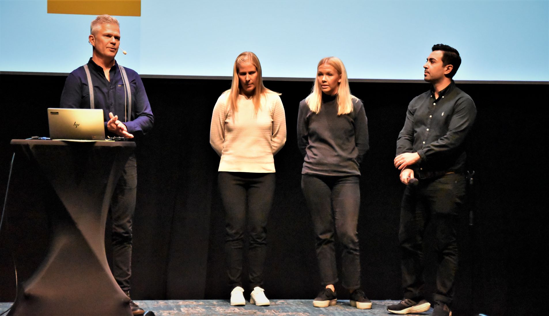 Fyra medarbetare på Futurum presenterar sina resultat på scenen.