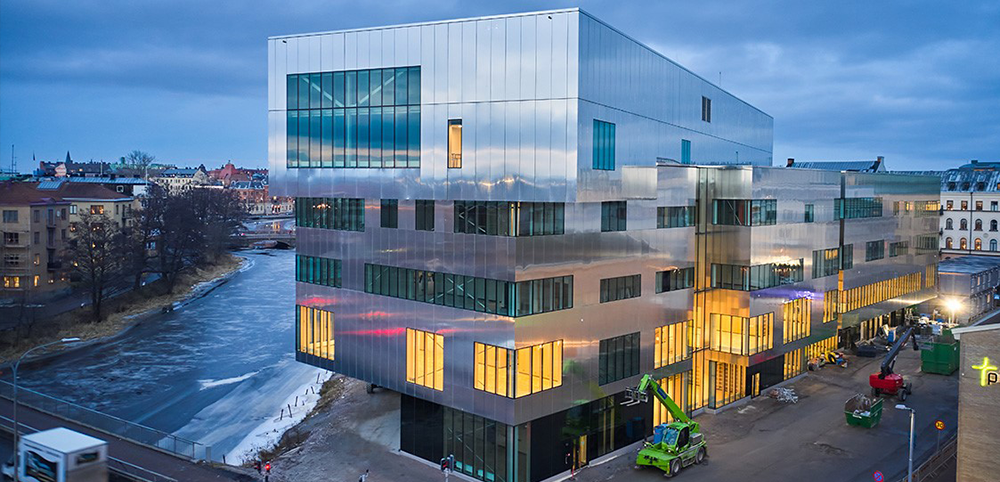 Bild på den nya byggnaden Kulturkvarteret. Ett boxformat spegelhus som ligger strax vid Svartån.