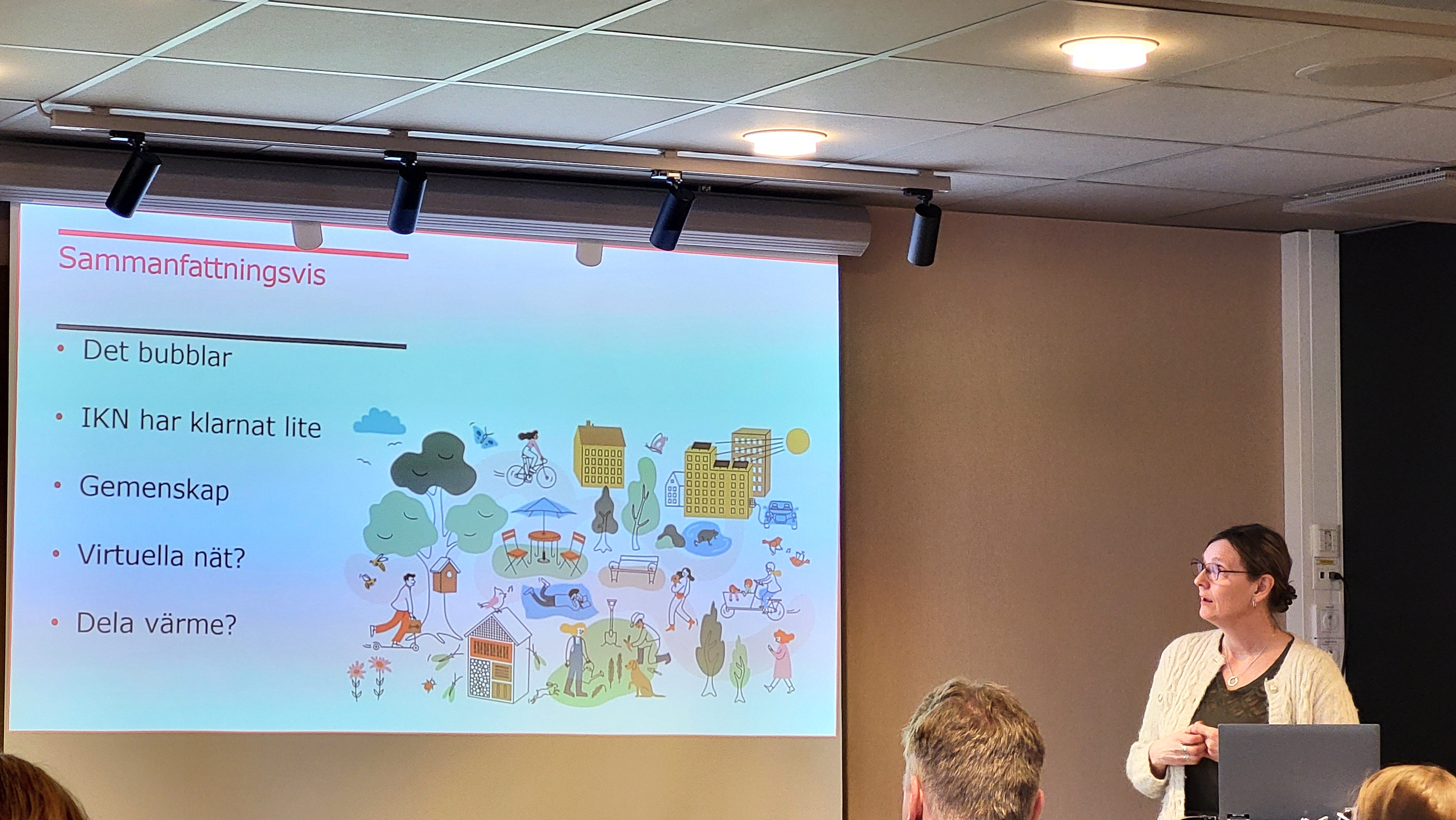 En kvinna med uppsatt hår visar en sammanfattning: det bubblar, IKN har klarnat lite, gemenskap, virtuella nät? och dela värme?