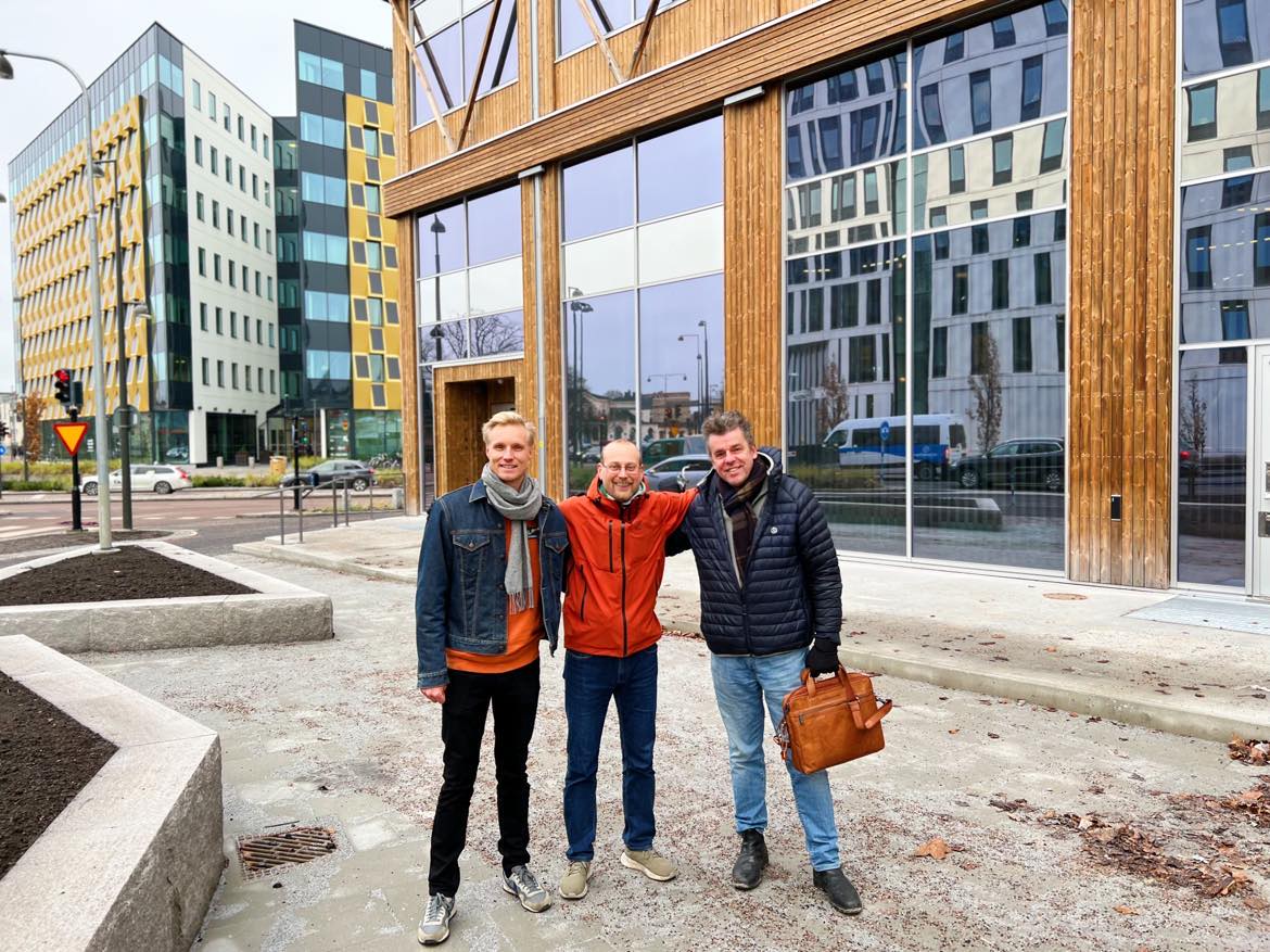 Johan Sellin (Castellum), Niklas Jakobsson (Region Örebro län) och Jonas Tannerstad (Öbo) står utanför Kvarteret Korsningen och Citypassagen i Örebro