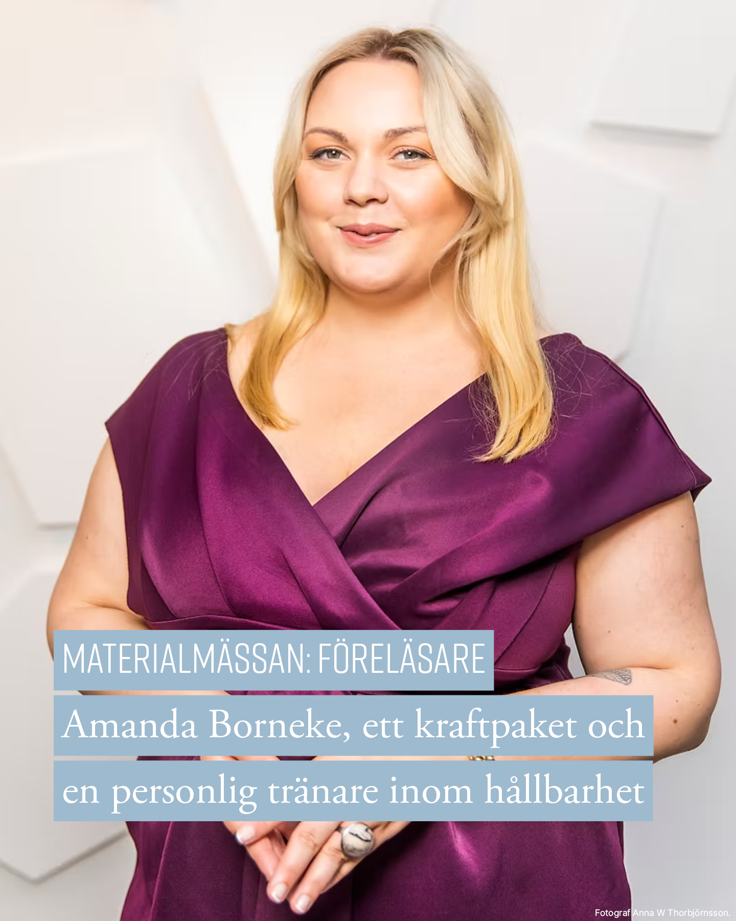 En kvinna i långt blont hår i en lila klänning.