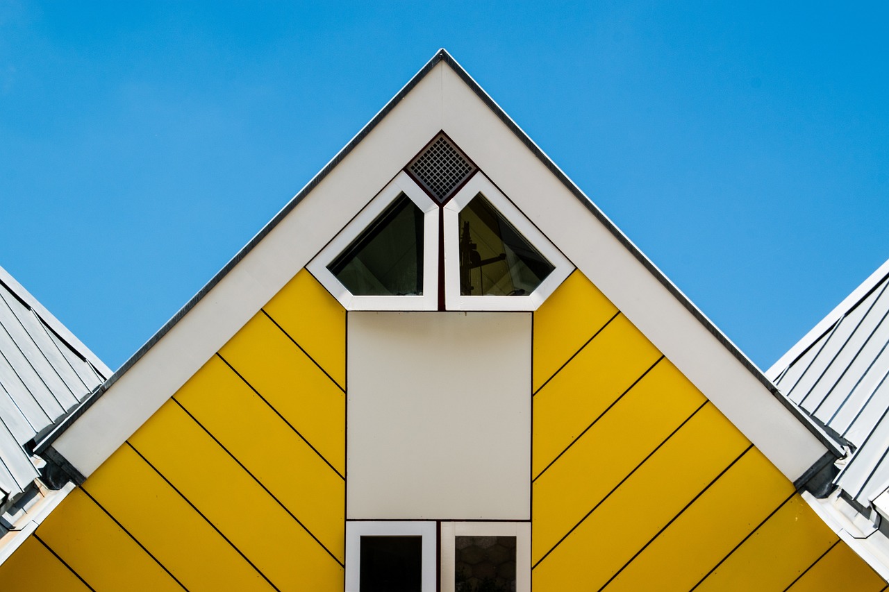 Taknocken på gult hus