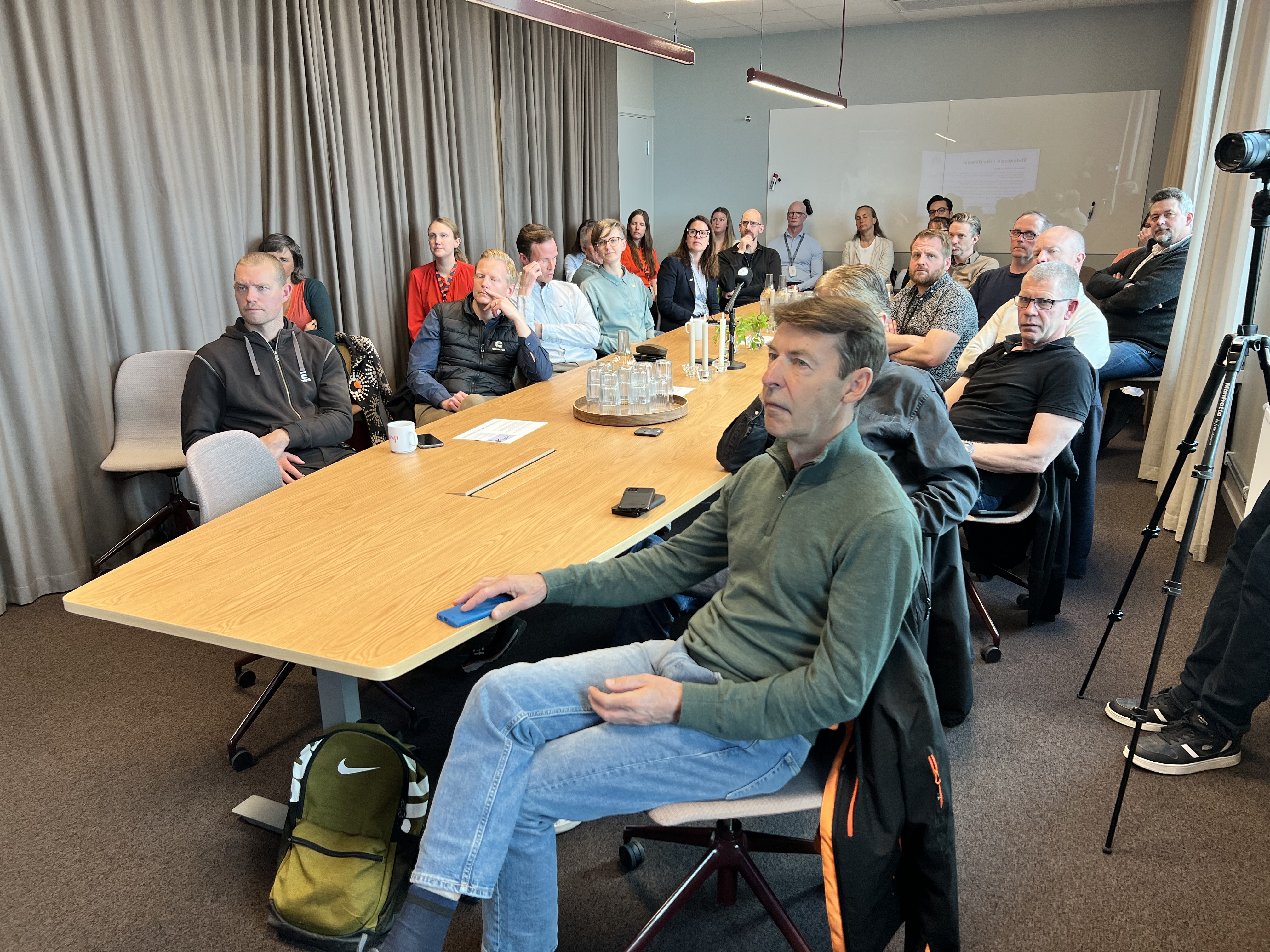 Cirka 30 personer som lyssnar på ett företag om solenergi