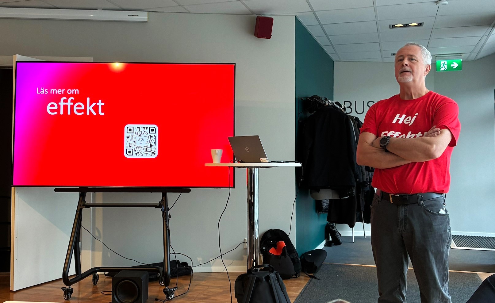 En man i röd t-shirt med texten Hej effekt