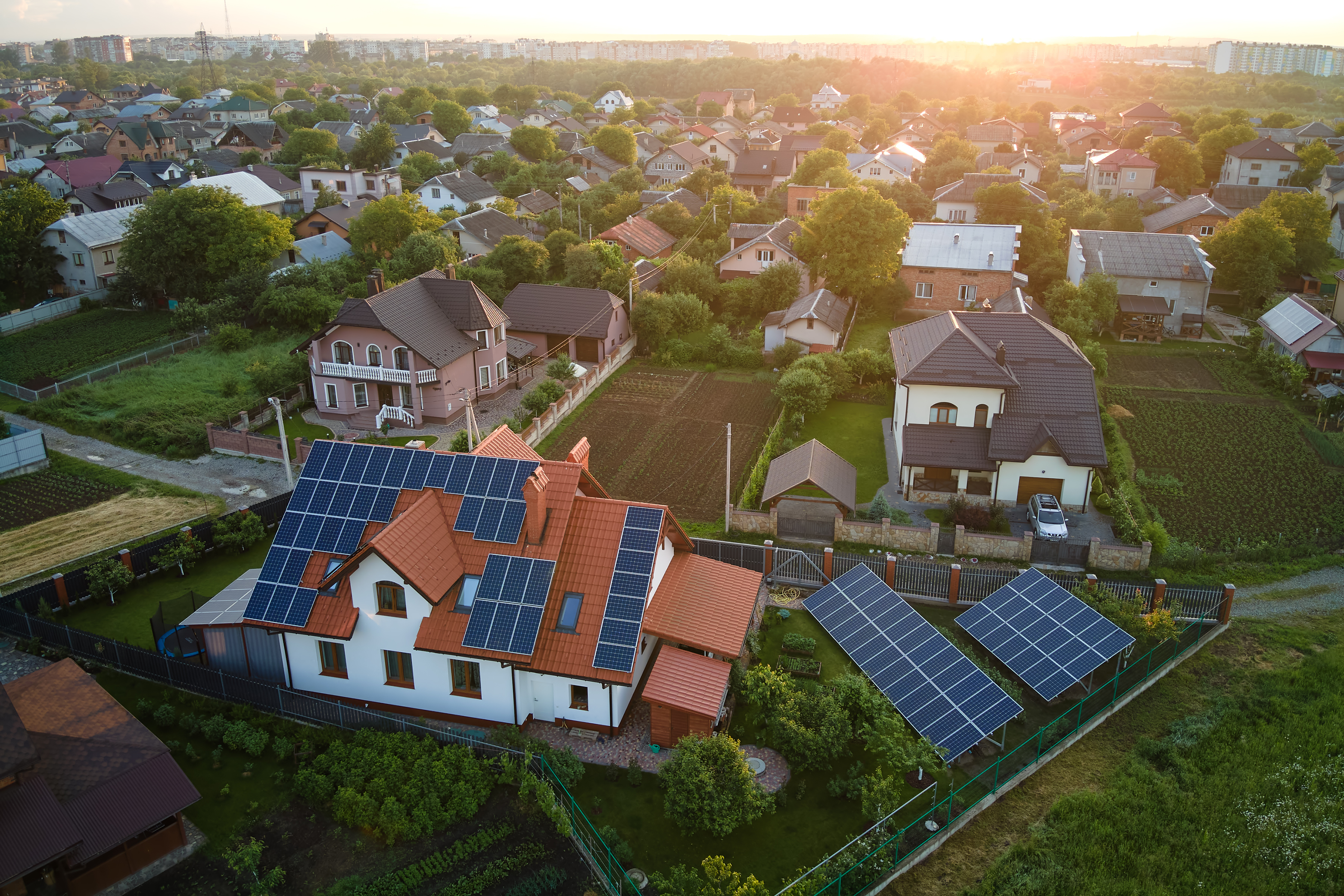 Energigemenskap, flera hus i ett bostadsområde med solel på taket