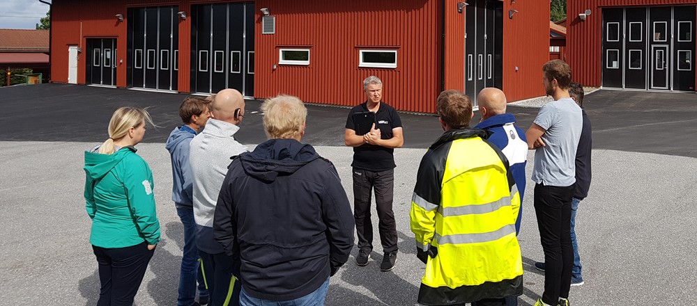 Per Halldin, Solkraft i Viby, presenterar solcellsanläggningen på Norra kyrkogården