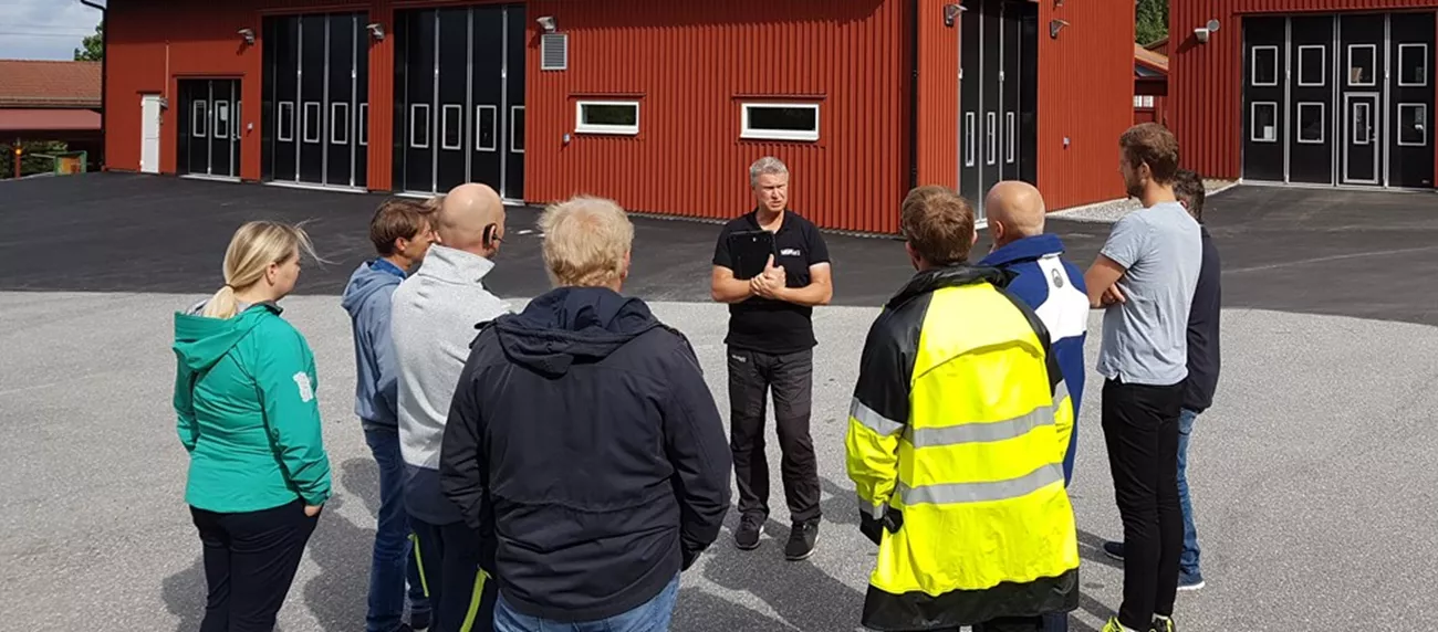 Per Halldin, Solkraft i Viby, presenterar solcellsanläggningen på Norra kyrkogården