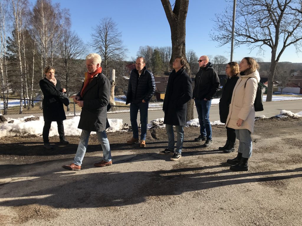 Människor som går utomhus på studiebesök