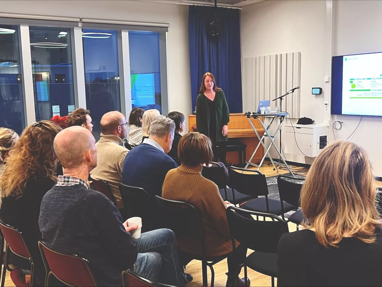 Katarina föreläser inför en sittande publik som lyssnar intresserat