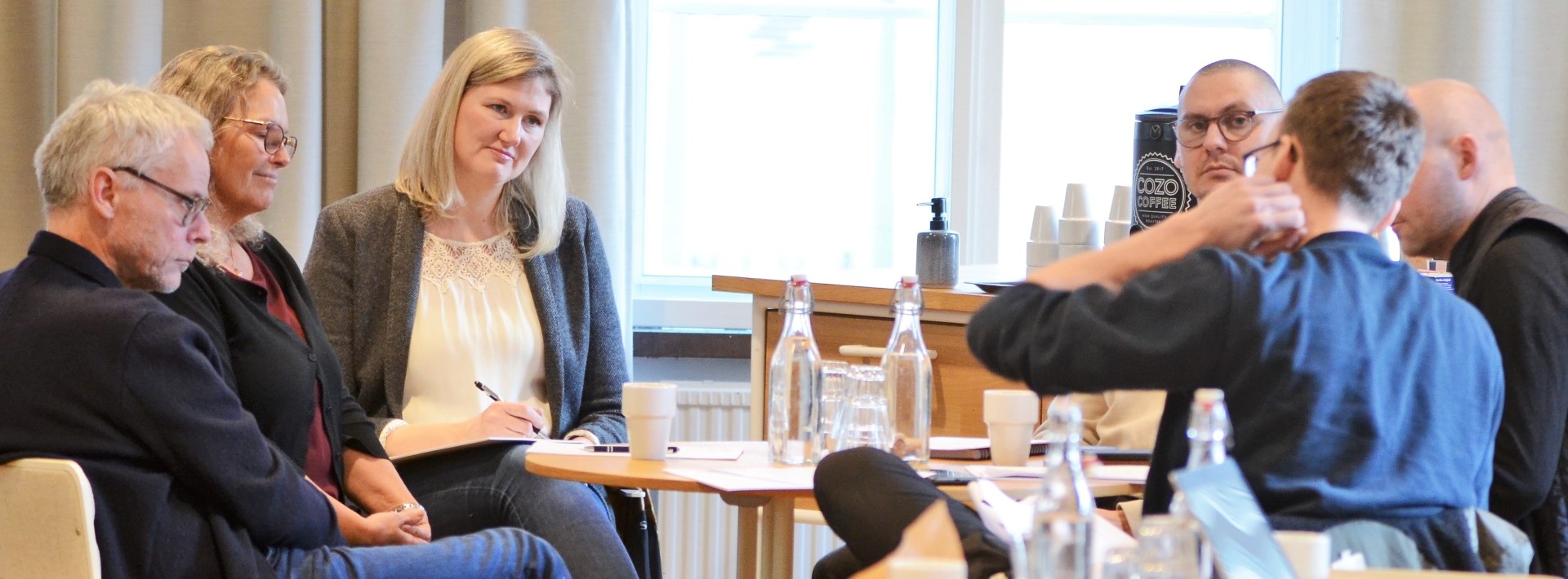 Samverkan - personer som sitter runt ett bord.