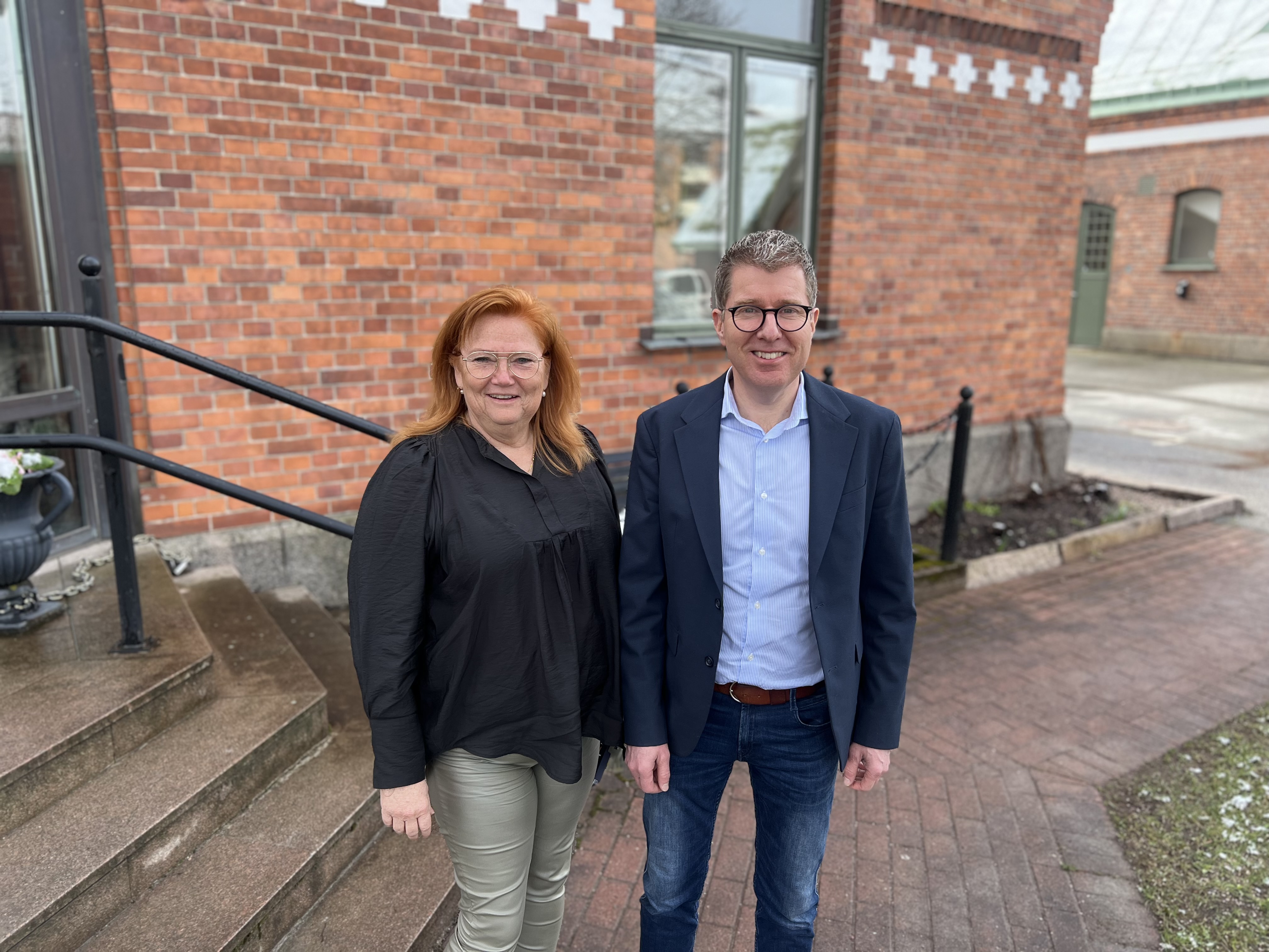 Camilla och Erik framför Länsgårdens huvudbyggnad