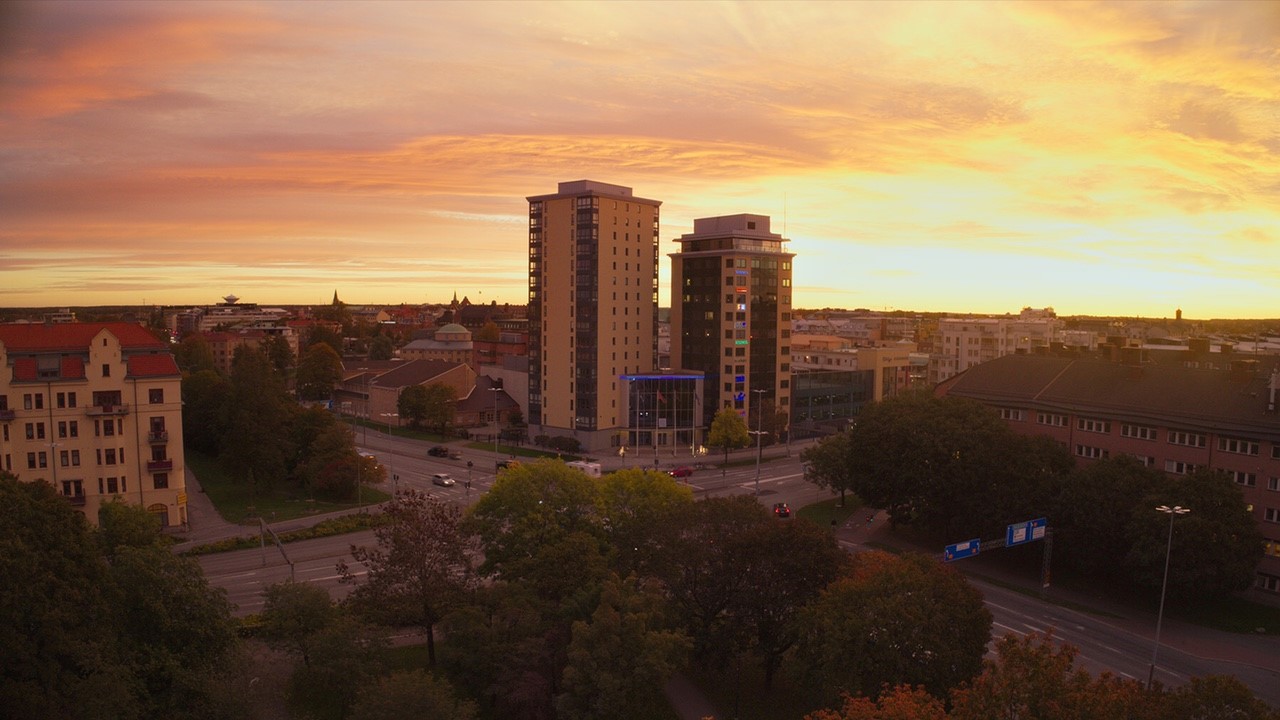 Behrn center, två höghus i solnedgång i fågelperspektiv