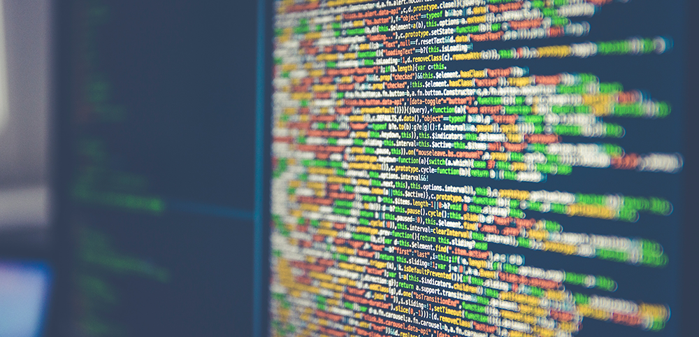 Siffror, bokstäver och specialtecken på en datorskärm som symboliserar kodning av exempelvis en programvara.