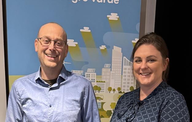 En tunnhårig ljus man i blå skjorta och en kvinna i mörk hår i en blå blus. Blå bakgrund