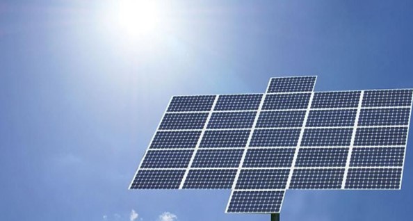 Solcellspanel med blå himmel bakom