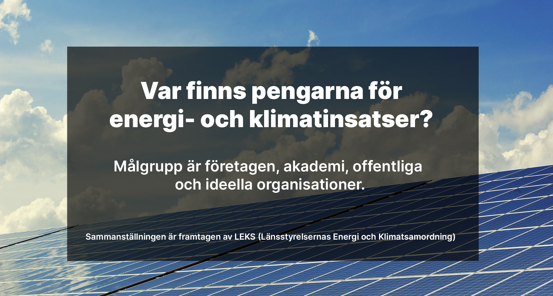 Många solceller som moln speglar sig i och en blå himmelsbakgrund med moln