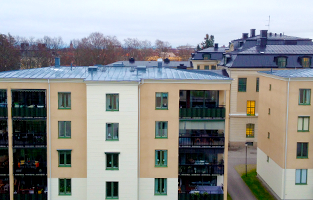 Tre lägenhetshus i vitt och beige