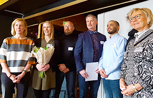 sex personer på en scen. svart bakgrund. Tre kvinnor och tre män.