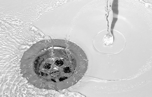 Vatten som rinner ner i ett badkarsavlopp