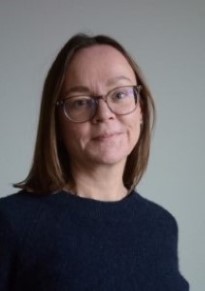 Kvinna med glasögon och axellångt brunt hår