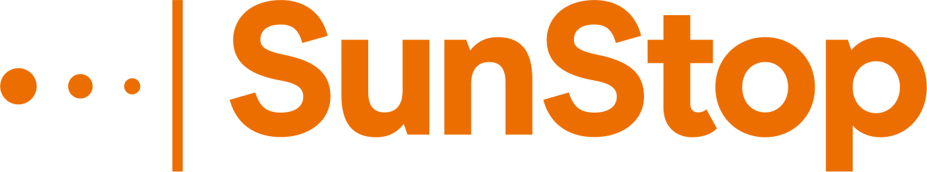 Sunstop - orange text med tre punkter bredvid