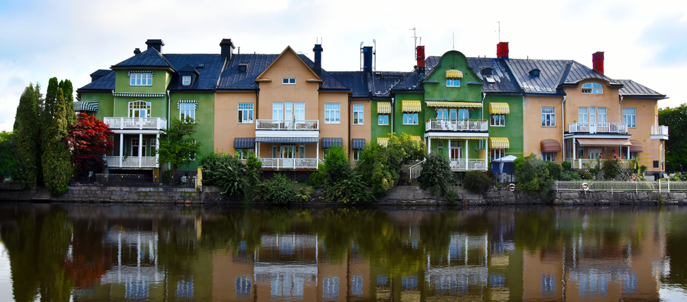 Byggnad vid vattenkanten